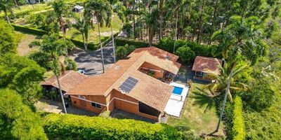 Venta de Casa campestre ubicada en Cerritos Pereira, cuenta con un área de lote de 1.285mts2 lote y 371mts2 construidos Su distribución permite confort, cuenta con dos amplias habitaciones en la casa principal, y un cabaña para visitantes en su parte exterior, además de ambientes frescos y amplios como la sala, comedor, cocina, estudio y 5 baños. En el exterior, descubre sus zonas verdes, un hogar donde la tradición se encuentra con la modernidad, creando un ambiente único y sereno para aquellos que buscan experimentar lo mejor de ambos mundos, además, si te gusta cuidar el medio ambiente cuenta con paneles solares en toda la casa. Precio de venta $1.350.000.000
