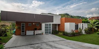 SE VENDE HERMOSA CASA CAMPESTRE!! Condominio Campiñas de Combia, un lugar rodeado de naturaleza pero cerca a la zona urbana, a colegios, supermercados, restaurantes, y con excelentes vías de acceso, la casa cuenta con un área total de 4.995 mts2,  220 mts de ellos construidos y distribuidos en 3 habitaciones  con baño privado cada una, mas baño social, cocina integral completa, con horno, sala comedor amplia, zona de ropas, amplias zonas verdes, jardín, zona de parqueo.... CONTACTANOS YA!! 