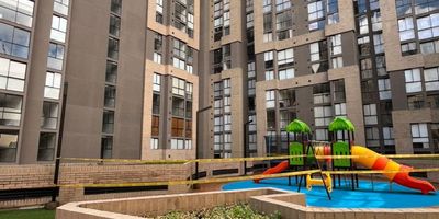 Apartamento en arriendo en Colina Campestre, para estrenar. Ubicado en el piso décimo, exterior, con excelente vista y luz natural. Cuenta con dos alcobas, dos baños, zona de lavandería independiente, cocina moderna y garaje.

Disfruta una gran variedad en el conjunto: gimnasio, terraza BBQ, salón social, coworking, salón infantil, salas premium, entre otros.

¡Ven a vivir a Colina Campestre!