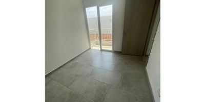 Apartamento en alquiler, ubicado en el Conjunto Golondrinas de la colina de Ciudad Guabinas, piso 4 con ascensor.

Cuenta con 2 habitaciones, La principal con Vestier, baño y balcón, 1 estudio amplio, sala comedor, cocina integral, zona de oficio independiente, balcón. 

La unidad cuenta con; piscinas, salón social, parqueadero comunitario, senderos peatonales, parqueadero en bahía externo, portería 24/7.
Servicios Independientes.
Administración incluida. 
$1.330.000

DA
