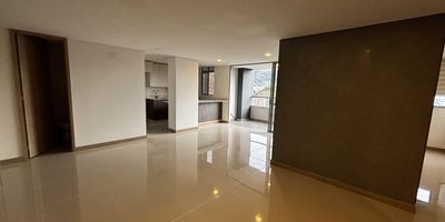 Codigo 29134. Apartamento en arriendo ubicado en Envigado sector Camino VerdeCaracterísticas:• 3 habitaciones (todas con vestier; principal con baño privado) • 2 baños • Sala • Comedor • Biblioteca/estudio • Cocina abierta integral • Zona de ropas • Balcón con vista despejada • Parqueadero sencillo • Cuarto útil • Red de gas • 95 m² construidos — 1 nivel — Piso 12 • Piso en porcelanato en zona social y madera laminada en habitacionesDescripción:Descubre este apartamento en un conjunto moderno ubicado en el corazón de Camino Verde – Envigado, uno de los sectores residenciales más apetecidos por su tranquilidad, naturaleza y excelente movilidad.El inmueble ofrece una distribución amplia y funcional: sala y comedor con acceso a un balcón que recibe luz natural, biblioteca/estudio ideal para teletrabajo, cocina abierta integral con mesón en mármol, zona de ropas independiente y acabados contemporáneos. Las tres habitaciones cuentan con vestier; la principal incluye baño privado con cabina en vidrio templado.Es la opción perfecta para quienes buscan comodidad, estilo de vida y cercanía a servicios clave, ideal para familias o profesionales que valoran entornos residenciales con zonas verdes y fácil acceso a transporte.Entorno:– A minutos del Parque Lineal Ambiental La Heliodora – Cerca del parque principal de Envigado, Mall La Sebastiana, Éxito y Carulla – Zona con rutas integradas al metro y vías rápidas hacia La Ayurá y Lomas de Las Brujas – Restaurantes, cafés, colegios y servicios esenciales en el sectorZonas comunes:Seguridad 24/7 • Lobby • Coworking • Parque infantil Salón de juegos para niños • Cancha • Salón de juegos para adultos Gimnasio • Zona BBQ • Piscina adultos y niños Zonas verdes • Zona de mascotas • Parqueadero de visitantes 2 ascensores por torreNota: El propietario acepta mascotas. Incluye cuarto útil y parqueadero sencillo.