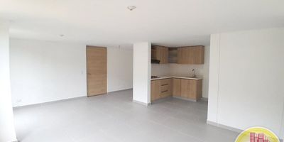 Código: 8721. 8° Piso en edificación de 16 pisos. Acceso al inmueble: Directo a la vía, sendero peatonal y ascensor. Alcobas con puertas, baños cabinados en vidrio, calentador a gas, cubierta, extractor, parqueadero para carro y cuarto útil. Administración de la copropiedad incluida. Ruido moderado. Máximo 5 personas. No subarrendar. Consultar restricciones.