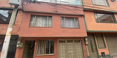 Amplia casa de dos pisos más terraza cubierta. Dispone de garaje para un carro y 2 motos aproximadamente. Ubicada al lado del parque principal La toscana. Cercanía a diversas rutas de transporte público Sitp y alimentadores. Cerca a zona comercial. El 1er piso cuenta con el garaje, un pequeño deposito, un baño, cocina básica, una alcoba con closet y patio cubierto para zona de ropas, 2do piso cuenta con un amplio hall de alcobas, un baño, tres alcobas, sala comedor y cocina, 3er piso terraza cubierta con amplia zona de lavandería con lavadero y un cuarto o depósito. SE PUEDE AGENDAR CITA  APARTIR DEL 19 de DICIEMBRE