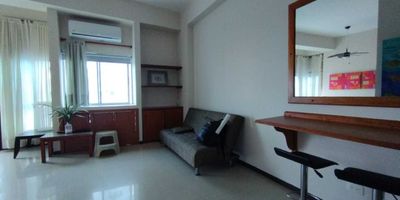 Se arrienda apartaestudio amoblado de 95 m² en el piso 12, con vista diagonal al Laguito, un baño, cocina equipada con microondas, calentador de agua, aire acondicionado y un ambiente fresco y adaptable. El edificio cuenta con piscina, gimnasio y está ubicado en una excelente zona de El Laguito, cerca de playas, restaurantes y sitios turísticos.