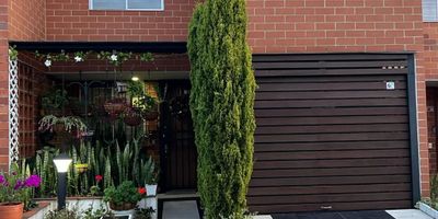 Casa en VENTA de 3 habitaciones con closet y principal con baño, 2 baños, paredes con aislante de frío, papel de colgadura, domo corredizo en patio, piso en ceramica, patio techado, patio de ropa y patio de estar, cocina integral, baño social.