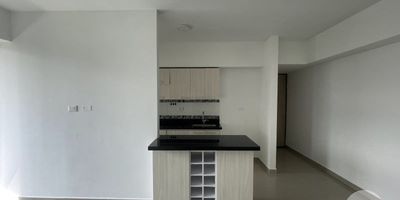 Se arrienda apartamento en Niquía, Bello, ubicado en una zona altamente estratégica a solo una cuadra del Centro Comercial Puerta del Norte y sobre la vía Bello–Copacabana, lo que ofrece excelente movilidad y fácil acceso al transporte público. El inmueble cuenta con 66 m² distribuidos en sala-comedor, cocina semi integral con red de gas, zona de ropas, tres habitaciones con cinco closets, dos baños (uno con cabina) y un balcón con vista desde el piso 13. Además, dispone de parqueadero, cuarto útil y calentador de agua.La unidad ofrece completas zonas comunes que brindan comodidad y bienestar: piscinas para adultos e infantil, gimnasio, zona deportiva, salón social, zonas verdes, parqueadero de visitantes, ascensor y portería 24 horas. Es una excelente opción para quienes buscan vivir en un sector residencial y comercial con todo al alcance.