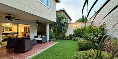 Esta casa de dos niveles en Castellana Campestre, con 212,26 m², combina amplitud, comodidad y la tranquilidad de vivir en un conjunto muy privado. Al ingresar te recibe un estudio u oficina en casa y luego una zona social amplia con sala y comedor independientes. La sala conecta con una terraza y un jardín interior privado, un espacio perfecto para relajarte y disfrutar del silencio y el verde. En este nivel también encuentras baño social, cocina cerrada, zona de labores independiente y cuarto y baño de servicio.

En el segundo piso, el hall de habitaciones funciona como estar de TV o un espacio flexible. La habitación principal tiene vestier, baño con doble lavamanos y un balcón con vista a la naturaleza del conjunto. Las dos habitaciones auxiliares también cuentan con baño privado y clóset, ofreciendo comodidad para todos.

El conjunto se destaca por su ambiente familiar, privado y muy tranquilo, con vigilancia 24 horas, salón social, parque infantil, gimnasio y la piscina más grand