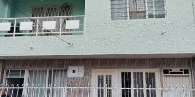 En venta Casa Bifamiliar Vehicular en el Barrio Las Americas al Nororiente de Cali. La casa consta de 2 pisos mas terraza, en los cuales tiene 4 apartamentos de una y dos alcobas. Genera una rentabilidad entre el 0.05 y el 0.06%. Tiene antejardin y la terraza tiene una parte descubierta y otra cubierta. Las escaleras al segundo piso y a la terraza son internas. La casa esta muy bien ubicada, sector residencial y tranquilo, cerca a zona comercial, supermercados, colegios, con buenas vias de acceso.