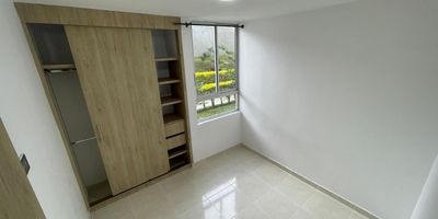 En el conjunto residencial Portal de las Araucarias en Santa Rosa de Cabal encontrarás un espacio pensado para brindar comodidad y tranquilidad. Su ambiente familiar y seguro, rodeado de zonas verdes y con excelente ubicación, lo convierten en una oportunidad ideal para quienes desean invertir o establecer su hogar en un entorno agradable y de alta valorización. Con un precio especial de $215.000.000, es una opción que combina calidad de vida y buena inversión.