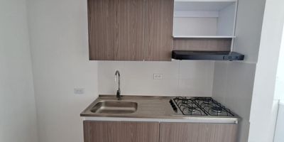 Se arrienda apartamento de 58 m en el sector de Condina, una zona de gran crecimiento y excelente conectividad, cercano a centros comerciales, supermercados y diversos comercios. El inmueble se ubica en piso 6 y cuenta con 3 habitaciones, 2 banos, balcon, cocina integral y zona de ropas, ofreciendo comodidad, iluminacion natural y una distribucion funcional ideal para el bienestar diario. Aprovecha esta oportunidad de vivir en un espacio moderno y bien ubicado; contactanos ahora para agendar tu visita y conocer tu proximo hogar.