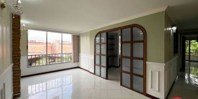 Apartamento cuarto piso en arriendo ubicado en Envigado, cuenta con buen espacio, consta de 3 habitaciones con closet, 2 baños cabinados, salacomedor, cocina integral, zona de ropas, balcón pequeño  y mirador, se encuentra en zona residencial tranquila, esta cerca al colegio José Miguel de la Calle, colegio Colombo Británico, Tienda D1, supermercados, restaurantes de comidas rápidas, cuenta con vía principal canalización Ayurá, además cuenta con buena ruta de transporte publico y integrados de Itaguí.