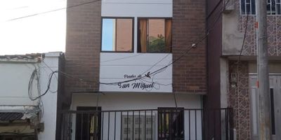 Arriendo apartamento interno piso 2 en villa hermosa de 64m2 aproximadamente. Cuenta con 2 habitaciones con closet, con un año de uso, habitaciones con puertas, zona de ropas,1 baño con cabina, cocina integral con red de gas, zona de ropas, sector San Miguel de Villa hermosa, 2 cuadras abajo de la clínica del rosario en villa hermosa. En el antejardin del edificio hay un espacio común para parqueo de motos.