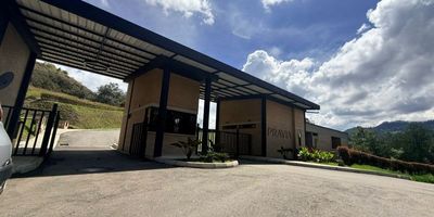 Codigo 29141. Lote en venta ubicado en Rionegro sector CabecerasCaracterísticas• Área total: 3.452 m²• 1.000 m² de esplanación• Topografía semi-ondulada• Nuevo• Unidad cerrada de alta valorización• Servicios públicos disponibles• Estrato 5• Portería 24 horas• Gimnasio• Salón social• Zonas verdes• Parqueadero de visitantesDescripciónDescubre un lote único en el sector Cabeceras de Llano Grande, una de las zonas más exclusivas y valorizadas del Oriente Antioqueño. Con 3.452 m² totales y 1.000 m² de esplanación, este terreno ofrece el espacio ideal para desarrollar un proyecto residencial de alto nivel, rodeado de naturaleza, tranquilidad y un entorno campestre premium.Su topografía semi-ondulada permite crear diseños arquitectónicos modernos y con excelente aprovechamiento visual. Además, cuenta con todas las acometidas de servicios públicos y acceso a agua, lo que facilita iniciar construcción sin contratiempos. La unidad cerrada garantiza seguridad 24/7 y espacios comunes pensados para disfrutar del estilo de vida campestre de Llano Grande.Entorno– A pocos minutos del Mall Llano Grande, Centro Comercial Jardines y Complex– Sector de alta valorización, reconocido por su tranquilidad– A 10 minutos del Aeropuerto José María Córdova– Cerca de restaurantes, cafés, servicios y vías principales– Ideal para quienes buscan privacidad, naturaleza y excelente conectividadZonas comunesPortería 24 horas, gimnasio, salón social, zonas verdes, parqueadero de visitantes.NotaValor de venta: $1.381.000.000Administración: $1.000.000