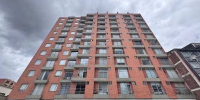 Apartaestudio tipo loft, una alcoba separada por un muro a media altura , vestier, dos baños principal completo con división en vidrio templado y 1 baño social, cocina integral tipo americano a gas, zona de lavandería independiente, pisos en madera laminada, garaje cubierto. Edificio cuenta con vigilancia 24 horas, cctv, gimnasio, 3 ascensores, vías de acceso Cra 7 y 13, Cl 53  y 57, Cerca a universidades javeriana, la salle y católica, zonas bancarias y supermercados. el canon no incluye admon. 

DISPONIBLE A PARTIR DEL 1 DE DICIEMBRE