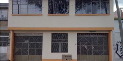 ARRIENDO – Apartamento en 1er piso, Ciudad Jardín Sur (Bogotá)

Se arrienda amplio apartamento ubicado en el primer piso de una casa en el barrio Ciudad Jardín Sur. El inmueble cuenta con parqueadero privado, 2 habitaciones, 3 baños, sala-comedor, cocina y patio.
Además, tiene servicios públicos independientes, lo que brinda mayor control y comodidad.

Su ubicación es excelente, a una cuadra de la Avenida Caracas con Calle 13 A Sur, en un sector residencial, tranquilo y con fácil acceso a transporte y comercio.

Una excelente opción para vivir con privacidad, amplitud y muy buena ubicación.
¡Contáctanos para más información y agendar visita!
