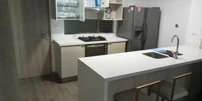 AMOBLADO: Hermoso apartamento ubicado en el Poblado cuenta con un área aproximadamente de 67m2 1 alcobas 1 closet sala comedor 2 baños 1 cabinado cocina integral pisos en cerámica red de gas zona de ropa  balcón ascensor citófono zonas verdes juegos infantiles portería piscina gimnasio parqueadero cuarto útil COD 27497