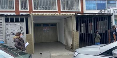 Hermosa Casa en Venta – Salitre Greco, Cra 68 #45-46, descubre esta amplia y acogedora  casa de 150 m², ubicada en una zona estratégica y altamente valorizada de Salitre Greco. Un espacio ideal para familias que buscan comodidad, amplitud y cercanía a todo. Área construida y privada: 150 m², 3 amplias habitaciones, 3 baños (incluye baño auxiliar), 2 parqueaderos, antigüedad: 16 a 30 años, ambientes: 3, Local independiente: En el primer piso, local de 30 m², perfecto para arriendo o emprendimiento, comodidades y distribución, cocina integral moderna,
terraza, patio de ropas, hall de alcobas, diseño tipo loft en algunos ambientes, excelente iluminación natural, inmueble sobre vía principal, ideal para movilidad y fácil acceso, Ubicación Privilegiada, en el corazón de Salitre Greco, con cercanía a: Supermercados y centros comerciales, colegios y universidades, xonas comerciales e industriales. Cod: 5214