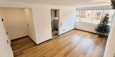 Apartamento de 50 m², dos habitaciones, segundo piso, recién remodelado, esquinero y con excelente iluminación en el Multifamiliar Caquetá, uno de los conjuntos mejor ubicados y con mayor disponibilidad de parqueaderos del Tunal (hasta 2 autos y 1 moto). A pocos metros del Centro Comercial Tunal, Hospital, Biblioteca y Parque El Tunal. Precio: $250.000.000 negociables. Venta directa sin intermediarios.

Frente a zonas verdes y la parroquia San Sebastián, con vista parcial a los cerros. El sector ofrece comercios como Éxito, D1, Ara, Dollar City, bancos, restaurantes y cine. El conjunto destaca por sus jardines, zonas verdes y entorno seguro.

El apartamento cuenta con dos habitaciones amplias con armarios empotrados, sala iluminada y baño renovado. Excelente transporte: SITP al frente, cercanía a TransMilenio y acceso a vías como Caracas, 30, 68, Boyacá y Villavicencio. Cerca de parques, servicios de salud y recreación como el Centro de Felicidad El Tunal.
