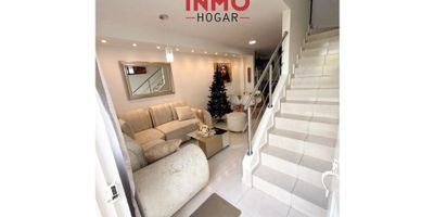 Casa en venta en conjunto cerrado – Dosquebradas

InmoHogar presenta esta propiedad de dos niveles ubicada estratégicamente cerca de la portería del conjunto, ofreciendo tranquilidad, fácil acceso y un entorno seguro. Su diseño y distribución permiten disfrutar de espacios cómodos y funcionales, ideales para vivir en familia.

Características del inmueble:


 
 3 habitaciones con excelente iluminación
 
 
 2 baños con ducha
 
 
 Sala y comedor independientes
 
 
 Cocina Integral
 
 
 Patio de ropas
 
 
 Parqueaderos comunales disponibles
 


Zonas comunes del conjunto:


 
 Piscina
 
 
 Cancha deportiva
 
 
 Juegos infantiles
 
 
 Salón social
 
 
 Cicloruta
 
 
 Vigilancia privada
 


? Administración: $150.000

Esta es una excelente oportunidad para quienes buscan calidad de vida en una zona con alta valorización y múltiples comodidades.

? Contáctanos para recibir más información y agendar una visita. Estaremos atentos a tus inquietudes.

✨ DESCUBRE TU NUEVO HOGAR CON INMOHOGAR ✨
