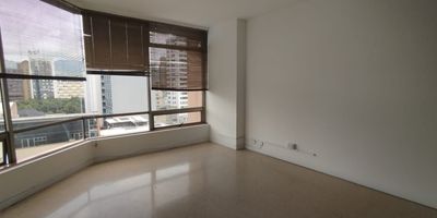 Oficina en Venta ubicada en el Centro cerca a supermercados de cadena, centros comerciales, rutas de transporte publico y servicios complementarios, con vista a la ciudad, con iluminación y ventilación natural, pisos en Ceramica, cuenta con dos espacios y un baño. un parqueadero cubierto. vigilancia y portería 24 Horas. Inmuebles sujetos a verificación de disponibilidad