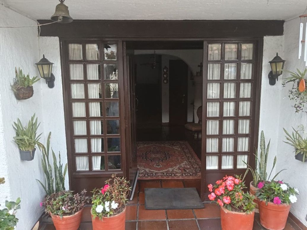 Casa de 5 alcobas en venta en Niza Norte, Bogotá, 309 m² · foto 2 de 17