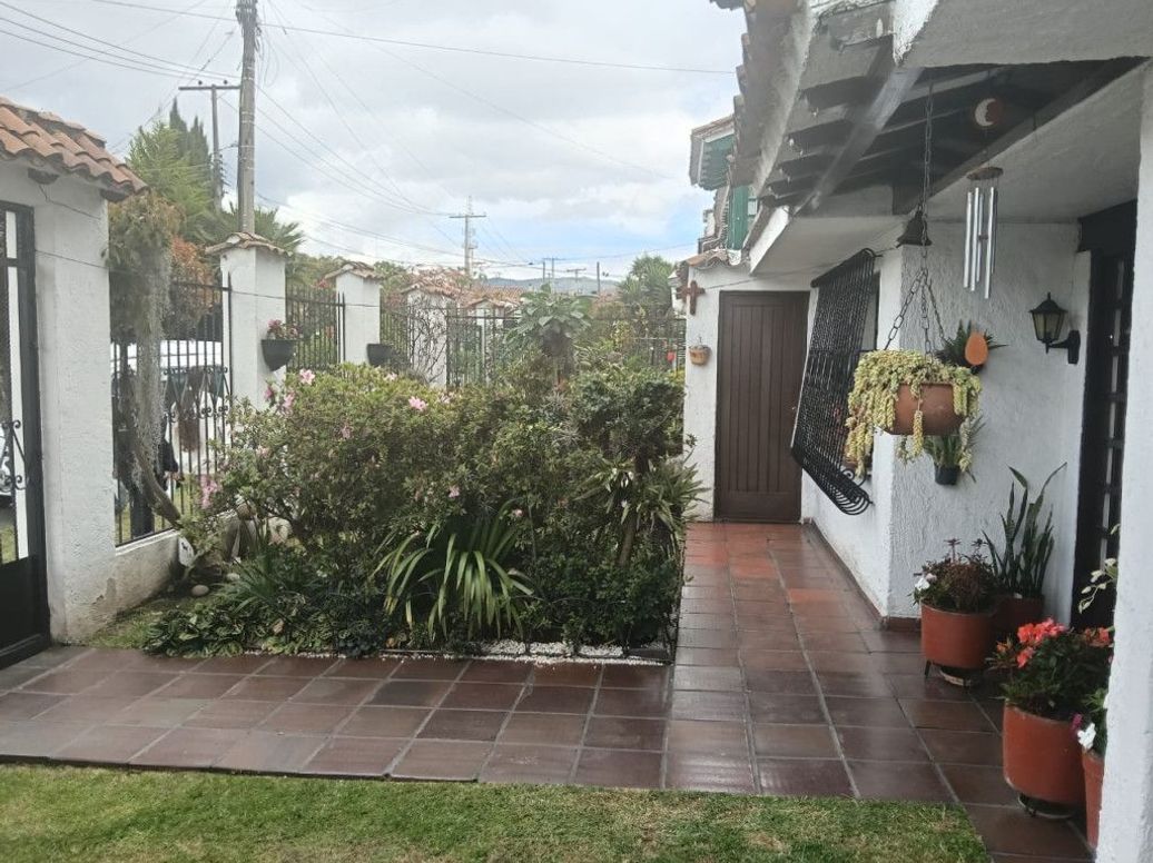 Casa de 5 alcobas en venta en Niza Norte, Bogotá, 309 m² · foto 3 de 17