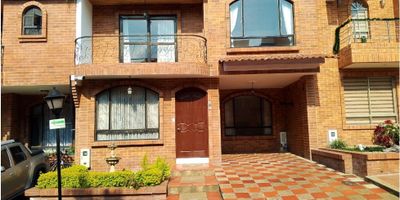 Te presentamos esta increíble casa ubicada en Fusagasugá, una ciudad en constante crecimiento y desarrollo en Cundinamarca, ideal para aquellas personas que buscan un hogar en un lugar tranquilo pero al mismo tiempo con acceso a las comodidades de una ciudad grande.

Esta hermosa propiedad cuenta con un amplio terreno de 131 M2 que ofrece amplias posibilidades de expansión y construcción. Además, la casa cuenta con una construcción de 190 M2 y una área privada de 131 M2 que garantizan un espacio cómodo y funcional para toda la familia.

En su interior, la casa cuenta con 4 habitaciones, ideales para dar privacidad a cada miembro de la familia, y 3 baños completos, para garantizar la comodidad de todos. También cuenta con 2 garajes, para que puedas estacionar tus vehículos de manera segura y cómoda.

Esta propiedad cuenta con características internas que la hacen única y acogedora. En su balcón podrás disfrutar de una vista panorámica mientras tomas un café o compartes momentos inolvidables en familia. Además, cuenta con baño auxiliar y baño en habitación principal, para mayor comodidad y privacidad. La barra estilo americano en la cocina es perfecta para compartir momentos con tus seres queridos mientras cocinas. También cuenta con calentador, clósets, cocina integral, gas domiciliario, habitación de servicio, hall de alcobas, zona de lavandería, citófono / intercomunicador, una despensa y un extractor.

Sus características externas no se quedan atrás. La casa cuenta con acceso pavimentado, lo que facilita la movilidad, y se encuentra en una urbanización cerrada con vigilancia privada, para garantizar la seguridad de tu familia. Además, en las áreas comunes podrás disfrutar de una zona social, piscina, una terraza ideal para reuniones, una zona de barbacoa / parrilla / quincho y una hermosa área verde. También cuenta con un garaje y parqueadero para visitantes y está cerca de centros comerciales, colegios / universidades, parques,