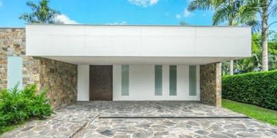 CASA CAMPESTRE EN RENTA  Condominio en Cerritos Vive con confort, naturaleza y seguridad en una de las zonas más exclusivas de Pereira. Características Lote de 1.000m2. Amplios espacios interiores y exteriores. Ambiente campestre con privacidad y excelente iluminación natural Seguridad y tranquilidad en condominio cerrado. La poda del prado está incluida en la administración, para tu total comodidad Ideal para quienes buscan vivir en un entorno natural sin salir de la ciudad. Agenda tu visita.