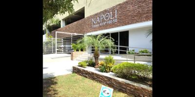 CÓDIGO: 963FR8562

Apartamento en venta de 57M², con vista interior, ubicado en un 1er piso, parqueadero propio cubierto. Consta de 2 habitaciones, 2 baños, sala comedor, cocina integral y zona de lavandería. Tiene piso cerámico en todas sus zonas. El conjunto cuenta con gimnasio, zonas verdes, parque infantil, cancha, piscinas, salón de juegos, salón social y vigilancia privada las 24 horas. Cerca del centro comercial Miramar y Buenavista; cerca a almacenes de cadena como Olímpica; cerca del colegio del Sagrado Corazón; cerca de la Universidad del Norte; cerca a paraderos de Transmetro; Vías de acceso por la Calle 102 y Transversal 43B.
