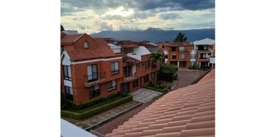 Te presento esta espectacular casa en venta ubicada en Fusagasugá, un municipio del departamento de Cundinamarca conocido por su belleza natural y su ambiente tranquilo. Con un área de terreno de 290 M2, esta propiedad ofrece una amplia e imponente infraestructura que se adapta perfectamente a tus necesidades.

Sus 290 M2 de área construida te brindan un amplio espacio para disfrutar en familia y compartir momentos inolvidables. Además, con una área privada de 290 M2, podrás disfrutar de tu privacidad y comodidad al máximo.

Con 4 cómodas alcobas y 3 baños, esta casa te ofrece un espacio perfecto para compartir con tu familia y amigos. Además, cuenta con 2 garajes para brindarte una mayor comodidad al momento de estacionar tus vehículos.

En su interior podrás disfrutar de un hermoso balcón con una vista panorámica que te permitirá disfrutar de la belleza natural de Fusagasugá. Además, cuenta con un baño auxiliar y un baño en la habitación principal para brindarte una mayor privacidad y comodidad.

El calentador, los clósets, la cocina integral, el gas domiciliario, el hall de alcobas, la zona de lavandería y el citófono/intercomunicador son algunas de las características internas que hacen de esta casa una propiedad única y exclusiva en el mercado.

En cuanto a sus características externas, esta casa se encuentra en una urbanización cerrada y cuenta con acceso pavimentado, lo que te garantiza una mayor seguridad y tranquilidad al momento de salir de casa. Además, estarás rodeado de una amplia oferta de centros comerciales y lugares de entretenimiento que harán que tu día a día sea más cómodo y práctico.

Otras características que hacen que esta casa sea ideal para ti son la cochera/garaje, el parqueadero para visitantes, la piscina, la portería/recepción, la cercanía al transporte público, la vigilancia y la barbacoa/parrilla/quincho.

No pierdas esta oportunidad única de adquirir una propiedad en una de las zonas más exclu
