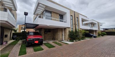 COD. 963FR8641

Exclusividad, confort y un estilo de vida superior en Bosque La Fontana. En el prestigioso Conjunto Bosque La Fontana, te presentamos esta espectacular casa de 153 m², completamente remodelada y diseñada para quienes buscan elegancia, amplitud y bienestar en cada detalle.Con solo 3 años de construcción, esta propiedad se distribuye en 2 niveles y ofrece espacios pensados para vivir con máxima comodidad:3 habitaciones, cada una con baño privado y sistema de calefacción, 1 baño social, Sala y comedor independientes, Estudio ideal para home office, Cocina integral moderna, Patio perfecto para disfrutar al aire libre con zona de BBQ. Balcón privado en la habitación principal. Además, cuenta con 4 parqueaderos y depósito exterior, una ventaja poco común en la zona y perfecta para quienes necesitan espacio adicional. El conjunto ofrece amenidades de primer nivel que elevan la experiencia residencial: spa, turco, sauna, jacuzzi, salón social, salón para niños, terraza BBQ, canchas deportivas, gimnasio y lobby, todo en un entorno seguro y rodeado de naturaleza. Vivir aquí es disfrutar de un ambiente exclusivo, moderno y lleno de comodidades. ¡Agenda tu visita y descubre tu próximo hogar!

Precio: $1.200.000.000  Negociables – Administración: $635.000.
