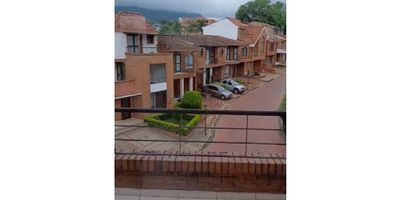 Te presentamos esta hermosa casa ubicada en Fusagasugá, un lugar tranquilo y seguro en el departamento de Cundinamarca. Con una excelente ubicación y acceso pavimentado, esta propiedad es perfecta para aquellos que buscan la comodidad de vivir en un ambiente residencial, pero con cercanía a centros comerciales, colegios y universidades, así como al transporte público cercano.

La casa cuenta con un área total de 99.38 M2, distribuida en un amplio y luminoso espacio construido y privado. En su interior, podrás encontrar 4 cómodas alcobas, ideales para recibir a toda tu familia, así como 2 baños para mayor comodidad de todos los miembros del hogar. Además, cuenta con un baño auxiliar y uno en la habitación principal, para mayor privacidad y conveniencia.

La cocina, integral y equipada con todo lo que necesitas, se destaca por sus detalles modernos y de alta calidad. Además, cuenta con un área de despensa y un extractor para mantener el aire limpio y fresco en todo momento. El agua caliente está garantizada gracias al calentador y el gas domiciliario está disponible para tu comodidad.

El área social de la casa es perfecta para pasar momentos en familia o con amigos. Con una vista panorámica espectacular, podrás disfrutar de un ambiente relajado y tranquilo. También cuenta con un hall de alcobas para mayor comodidad y uso del espacio.

En cuanto a las características externas, la propiedad cuenta con un garaje y un parqueadero de visitantes para tu comodidad. Además, se encuentra en una urbanización cerrada con portería y recepción, así como vigilancia las 24 horas para tu seguridad y tranquilidad. También cuenta con un circuito cerrado de TV para mayor protección.

La propiedad cuenta con una cochera / garaje adicional para mayor conveniencia y está rodeada de zonas residenciales tranquilas y seguras. Podrás disfrutar de una refrescante piscina en los días soleados y compartir deliciosas comidas en la barbacoa / parrilla / quincho del 