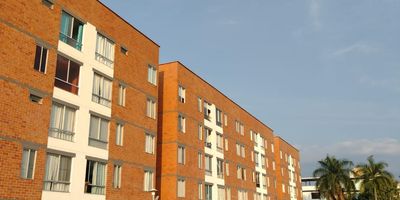 En venta apartamento en Calicanto Valle del Lili al Sur de Cali. Apartamento ubicado en cuarto piso sin ascensor; consta de 2 alcobas y estudio o tercera alcoba, un baño, cocina, zona de ropas y sala comedor. La unidad cuenta con piscina adultos y niños, quiosco para reuniones, zona de juegos infantiles. Tiene parqueadero comunitario suficientes espacios. El apartamento esta cerca de supermercados, centros comerciales, clínicas, restaurantes, etc. Todo en un solo lugar.