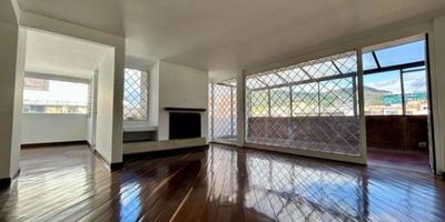 Propiedad en venta en el desarrollo Edificio Olivares en Bogotá D.C., ubicada en el barrio de Santa Bárbara. El apartamento se encuentra en el piso 5 y cuenta con una superficie total de 228.44 m². La propiedad está en buen estado. Dispone de 4 habitaciones, 4 baños, terraza, terraza cubierta, sala, comedor, cocina integral, zona de ropa, estudio, chimenea y doble garaje de estacionamiento. Entre los servicios ofrecidos se encuentran ascensor, seguridad 24 horas y admisión de mascotas. La ubicación ofrece fácil acceso a escuelas cercanas. Los gastos comunes ascienden a $1,756,000. DUO-699 
