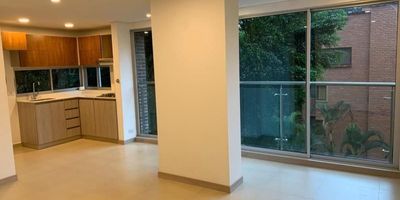 Hermoso apartamento, ubicado a dos cuadras de la Universidad UPB, cuenta con menos de dos años de construcción, se encuentra en un lugar muy tranquilo, ademas esta cerca a bancos, gimnasios, restaurantes, transporte publico, supermercados, este cuenta con 2 habitaciones la principal tiene baño, ademas cuenta con 1 baño social con todos los servicios, sala, comedor, cocina con una vista muy agradable, parqueadero y ascensor.