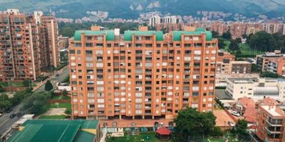 " Se vende apartamento en el Edificio Calleja Resort, ubicado en la localidad de Usaquen, barrio La Calleja en Bogotá D.C. El inmueble tiene una superficie de 92 m², localizado en piso 4⁰ con vista exterior, cuenta con 2 alcobas más estudio ó 3ª habitación , 2 baños , sala-comedor, chimenea, cocina integral mixta, zona de ropas más balcón, 2 parqueaderos cubiertos e independientes y depósito. Ubicado en edificio con completo club house : piscina, sauna, turco, gimnasio, caldera central. 2 salas de negocios, salón de eventos, juegos infantiles,teatrino, asador, cancha múltiple, salón de conductores, circuito de tv, zonas verdes y jardines, vigilancia 7x24 y 2 ascensores .Está ubicado cerca a Unicentro, en una zona 100% residencial, con 5 colegios cercanos , clínicas transporte público cercano , ideal para quienes buscan comodidad y calidad de vida."DSO-496 

