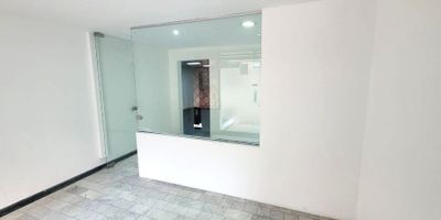 Casa en arriendo  barrio Antiguo Country, Casa de dos niveles con 580 m² construidos, ideal para empresas que buscan amplios espacios administrativos. En el primer nivel cuenta con recepción, dos oficinas independientes, cocina integral, patio cubierto y un área amplia para sala de espera o coworking. En el segundo nivel ofrece seis oficinas privadas, oficina principal con baño, salón grande con baño, archivadores, una oficina con caja fuerte, cocineta auxiliar y baños separados para hombres y mujeres. Pisos en madera laminada y excelente iluminación.
Este inmueble no pertenece a propiedad horizontal.
Ubicada en el sector Antiguo Country – Virrey, cerca del Parque El Virrey, la Zona T, y centros comerciales como Andino y Atlantis. La zona combina comercio, servicios y espacios verdes, siendo altamente atractiva para empresas.
Con excelentes vías de acceso como la Carrera 15 y la Autopista Norte, y fácil conexión con transporte público, incluida la estación TransMilenio Calle 85.
