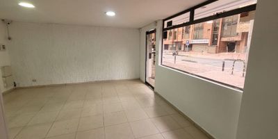 Casa en arriendo en Antiguo Country, de 2 niveles y 580 m², ideal para empresas que requieren amplias áreas administrativas. Primer piso: recepción, 2 oficinas, cocina integral, patio cubierto y espacio para sala de espera o trabajo colaborativo. Segundo piso: 6 oficinas privadas, oficina principal con baño, salón amplio con baño, archivo, oficina amplia con archivador, cocineta auxiliar y baños independientes. Pisos en madera laminada y excelente iluminación natural. No pertenece a propiedad horizontal. Ubicada cerca del Parque El Virrey, Zona T y centros comerciales Andino y Atlantis. Fácil acceso por Carrera 15 y Autopista Norte, con transporte público cercano, incluyendo Transmilenio Calle 85.