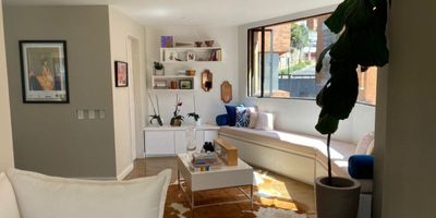 VENDO LINDO APARTAMENTO EN EL REFUGIO - TRANSVERSAL 4 A CON 87.  REMODELADO COMPLETAMENTE CON MUY BUEN GUSTO. ÁREA DE 248 MTS2.  EXTERIOR CON ILUMINACIÓN NATURAL.  EL ASCENSOR LLEGA AL APARTAMENTO. HALL DE ENTRADA, BAÑO SOCIAL, SALA CON CHIMENEA,  COMEDOR INDEPENDIENTE,  ESTUDIO; COCINA AMPLIA, CERRADA Y CON EXCELENTE ILUMINACIÓN Y VENTILACIÓN, ALCOBA Y BAÑO DE SERVICIO, FAMILY ROOM, TRES ALCOBAS DE GRAN TAMAÑO - CADA UNA CON BAÑO PRIVADO. TRES GARAJES Y DEPÓSITO.
EDIFICIO CON LINDA RECEPCIÓN, GIMNASIO Y TERRAZA COMUNAL. JEANNETTE/MARIA M