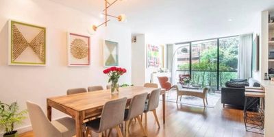 Con un área total de 206 M2 que incluye terraza y un área privada construida de 126 M2, este apartamento ofrece amplios espacios para disfrutar en familia. Cuenta con 3 alcobas y 2 baños, mas baño social, estudio, este inmueble es ideal para familias con hijos, cerca al Andino, retiro y Atlantis entre la 7 la circunvalar. El apartamento cuenta con armarios empotrados en todas las habitaciones, una amplia terraza, baño social y baño en la habitación principal, dos garajes y un amplio depósito. Además, tiene una hermosa barra estilo americano que conecta la sala comedor con la cocina, ofreciendo un ambiente moderno. Entre las características externas, se destaca un gimnasio privado para aquellos que disfrutan de un estilo de vida saludable, así como parqueadero para visitantes. La recepción ofrece un servicio atento y una agradable bienvenida a sus habitantes, mientras que el salón comunal y la terraza son espacios perfectos para disfrutar de reuniones y eventos con amigos y familiares.
 El valor del canon va con admon incluida.