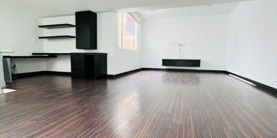 VENDO CASA DE TRES NIVELES EN SANTA BARBARA - CALLE 118 CON 11 B - . CONJUNTO CERRADO, REMODELADA. SALA COMEDOR, SALA DE ESTAR ACOGEDORA, ESTUDIO,  CUATRO ALCOBAS, TRES BAÑOS, COCINA INTEGRAL ABIERTA. 3 PARQUEADEROS, JARDÍN EXTERIOR EN ÁREA COMUNAL. JPB/GUILLERMO