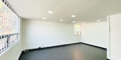 ARRIENDO CASA AMPLIA Y EN PERFECTO ESTADO. BARRIO FRANCISCO MIRANDA - SANTA ANA OCCIDENTAL -  CALLE 107 CON 8 -. ESTRATO 4. CONSTA DE: RECEPCIÓN, CINCO ESPACIOS PARA OFICINAS, SALA DE JUNTAS, ZONA DE ARCHIVO, TRES BAÑOS, COCINETA, ZONA DE ASEO Y GARAJE PARA DOS CARROS.

IDEAL PARA OFICINAS, GIMNASIO, DOTACIONALES, SUPERMERCADO, ENTRE OTROS. JEANNETTE / PATY