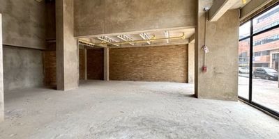 Excelente local comercial ubicado en una de las zonas de mayor actividad empresarial y de servicios de la ciudad. El inmueble cuenta con  muy buena iluminación natural, y un entorno de alto flujo peatonal y vehicular, ideal para empresas que buscan visibilidad y fácil acceso.
El local tiene 1 parqueadero cubierto, está en obra gris, cuenta con planta eléctrica, detectores de humo, rociadores de agua,  Cuenta con espacio para terraza.
El espacio es apto para actividades comerciales y de servicios exceptuando, restaurantes bar, bares y establecimientos 24 horas,.
Su ubicación estratégica en la Calle 93B con carrera 13 ofrece cercanía a importantes vías de acceso, transporte público, zonas financieras y empresariales, así como a una amplia oferta de servicios complementarios.
Ideal para negocios que requieran un punto moderno, funcional y bien ubicado en el norte de Bogotá.