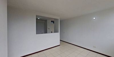 Apartamento en venta de 57 m², con vista interior, ubicado en un 1er piso (Torre 9 Apto 106), con acceso desde el hall de la torre y parqueadero comunal. Su distribución incluye 3 habitaciones, 2 baños, sala comedor, cocina integral y zona de lavandería, con pisos cerámicos en todas sus áreas que brindan practicidad y fácil mantenimiento. El conjunto ofrece espacios ideales para la familia como salón comunal, zonas verdes, parque infantil y vigilancia privada las 24 horas. Su ubicación es estratégica, cerca al centro comercial Gran Plaza Soacha, supermercados y tiendas de barrio, el colegio Militar Almirante Padilla y paraderos de transporte público e intermunicipal, con cómodas vías de acceso por la Calle 30 Sur y la Carrera 3, lo que lo convierte en un lugar perfecto para vivir con tranquilidad y buena conectividad.
 h_property_nid_ref:  33890544645
 h_property_uuid_detail:  b741196b-775d-44c9-8dbe-6045fcbc59e6
 ubicacion: Soacha,Maipore
 Inmueble ofertado por nuestro aliado HABI.