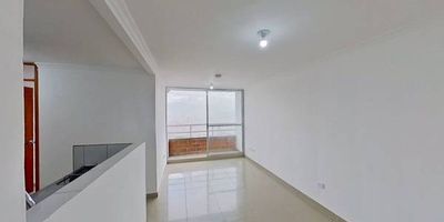 Apartamento en venta de 54m2, con vista exterior, ubicado en un 16avo piso (Torre 4 Apto 1624), acceso por ascensor. Consta de 3 habitaciones, 2 baños, sala comedor, cocina semi-integral y zona de lavandería. Tiene piso en porcelanato en habitaciones y zona social y cerámico en baños y cocina. El conjunto cuenta con piscina, zona de skateboard, parque infantil, salón social, placa polideportiva y vigilancia privada las 24 horas. Cerca a almacenes de cadena como Tiendas D1, Tiendas Ara; cerca a colegio Institución Educativa Villa del Sol; cerca a líneas integradas del metro; Vías de acceso por la Calle 77 y Carrera 63B.
 h_property_nid_ref:  34982375474
 h_property_uuid_detail:  b0577fe7-c2c3-4d28-8f52-505d0c61b2c5
 ubicacion: Bello,Villa del Sol
 Inmueble ofertado por nuestro aliado HABI.