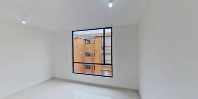 Apartamento en venta de 38m2, con vista interior, ubicado en un 4to piso (Torre 3 Apto 402), acceso por escaleras. Consta de 2 habitaciones, 1 baño, sala comedor, cocina y zona de lavandería. Tiene piso cerámico en todas sus zonas. El conjunto cuenta con zonas verdes, zona para niños, salón comunal, parqueadero comunal y vigilancia privada las 24 horas. Cerca a almacenes de cadena como Surtimax; cerca a colegio Francisco Antonio Zea y Usme; cerca a paraderos del SITP; Vías de acceso por la Calle 133A Sur y Carrera 4.
 h_property_nid_ref:  37526332015
 h_property_uuid_detail:  b5eda4ee-0ea3-43c3-b002-d239cba48154
 ubicacion: Bogotá,Centro Usme
 Inmueble ofertado por nuestro aliado HABI.