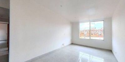Apartamento en venta de 55 m², con vista exterior, ubicado en un 5 piso (Torre 8 Apto 532) y acceso por escaleras, con parqueadero comunal. Ofrece 3 habitaciones, 2 baños, sala comedor, cocina y zona de lavandería, todo con piso cerámico para mayor practicidad. El conjunto brinda espacios ideales para disfrutar en familia, como zonas verdes, área infantil, cancha múltiple, piscina, salón comunal y vigilancia privada las 24 horas. Su ubicación es muy conveniente, cerca del centro comercial El Trébol, de tiendas como Éxito, D1, Ara y Colsubsidio, además del colegio Salesiano San José, con vías de acceso por la Calle 15 y la Carrera 7C.
 h_property_nid_ref:  42502529065
 h_property_uuid_detail:  4135a1e6-0e1c-4978-b910-ff75d4db1d88
 ubicacion: Mosquera,Alicante
 Inmueble ofertado por nuestro aliado HABI.