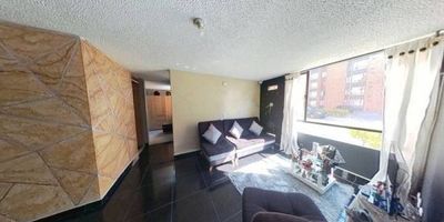 Apartamento en venta de 51m2, con vista interior, ubicado en un 1er piso (Torre 16 Apto 104), parqueadero comunal. Consta de 3 habitaciones, 1 baño, sala comedor, estudio, cocina integral y zona de lavandería. Tiene piso cerámico en todas sus zonas. El conjunto  cuenta con senderos peatonales, zonas verdes, parque, salón comunal y vigilancia privada las 24 horas. Cerca a centro comercial Mediterráneo; cerca a almacenes de cadena Éxito; cerca a colegio San José IED; cerca a universidad de Cundinamarca; cerca a estación de Transmilenio Portal del Sur; Vías de acceso por la calle 13 y carrera 18g.
 h_property_nid_ref:  44168057928
 h_property_uuid_detail:  f4546ff9-5052-4f98-a0d1-97812d8c8d69
 ubicacion: Soacha,Hogares
 Inmueble ofertado por nuestro aliado HABI.