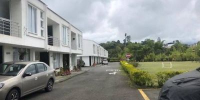 Casa con disposición esquinera con las siguientes dependencias: sala, comedor, cocina,  3 habitaciones con closet  una con vestier, 2 baños privados, baño social, estudio, zona de lavandería, patio interior, garaje,  buena iluminación y ventilación. Vetustez de 5 años.