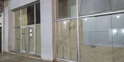 Local comercial  con destinación y uso de oficina bancaria. Cuenta con oficinas, baños, cocina, zona de archivo. Vetustez 30 años.